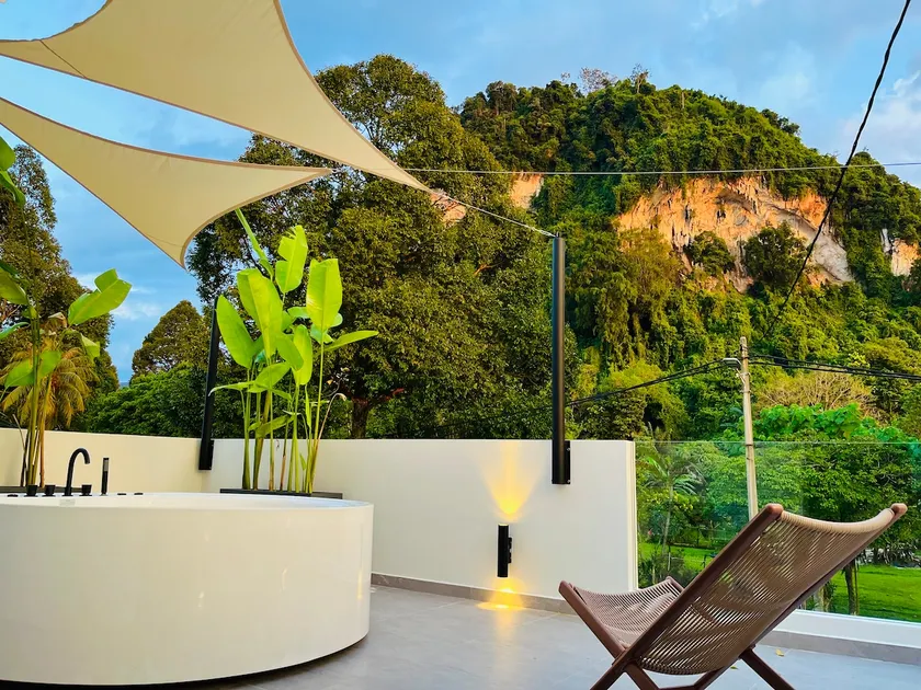 Cliffside Landed| Balcony & Bathtub| Mountain View - Image 1