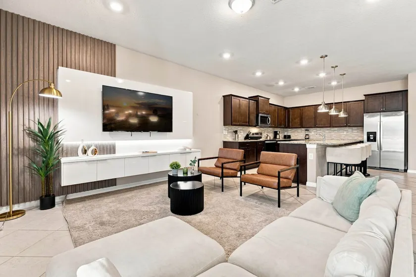 Stunning 10 Bed Home with Themed Rooms Pool - Image 1
