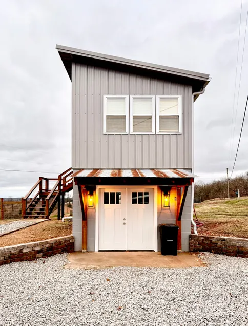 The MILK BARN: 1 mile north of Pea Ridge, Ar - Image 1