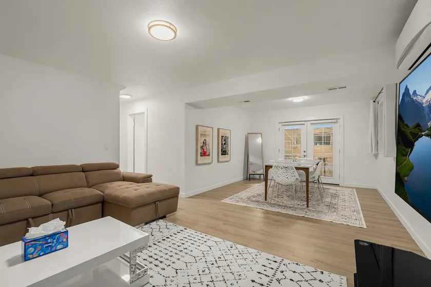 Burien MidCentury Lux | 3 Beds | 2 Mins to Airport - Image 1