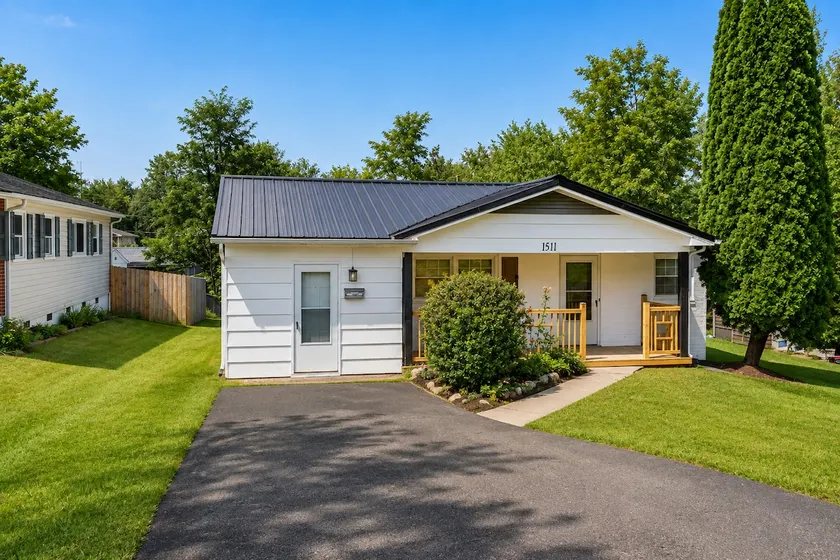 3 Bedroom 2 Bathroom Centralized Modern Home in Johnson City - Image 1