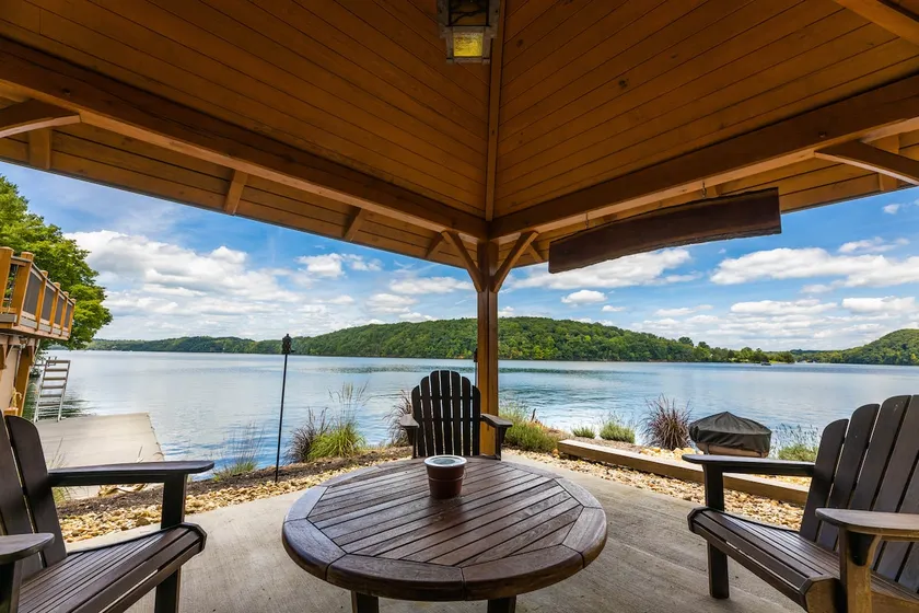 Lemonade Lodge Luxury Lodging on Claytor Lake - Image 1