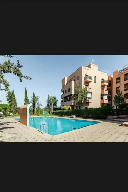 Modern apartment with 5 pools - Image 1