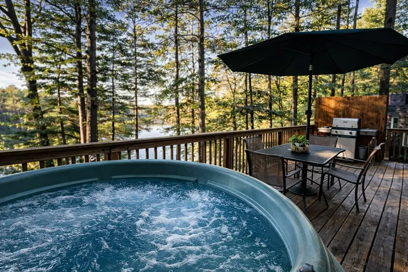 Bear's Den Lakefront Chalet w / Hot Tub Kajaker PaddleBoat WiFi A / C Golf Ski Sled !! - Image 1