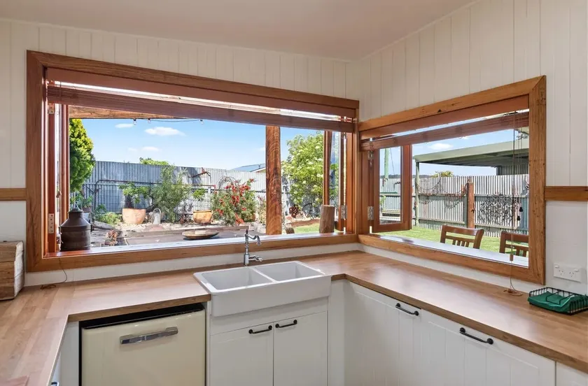 Pambula, Pet Friendly Hot tub & Firepit, Sleeps 6 - Image 1