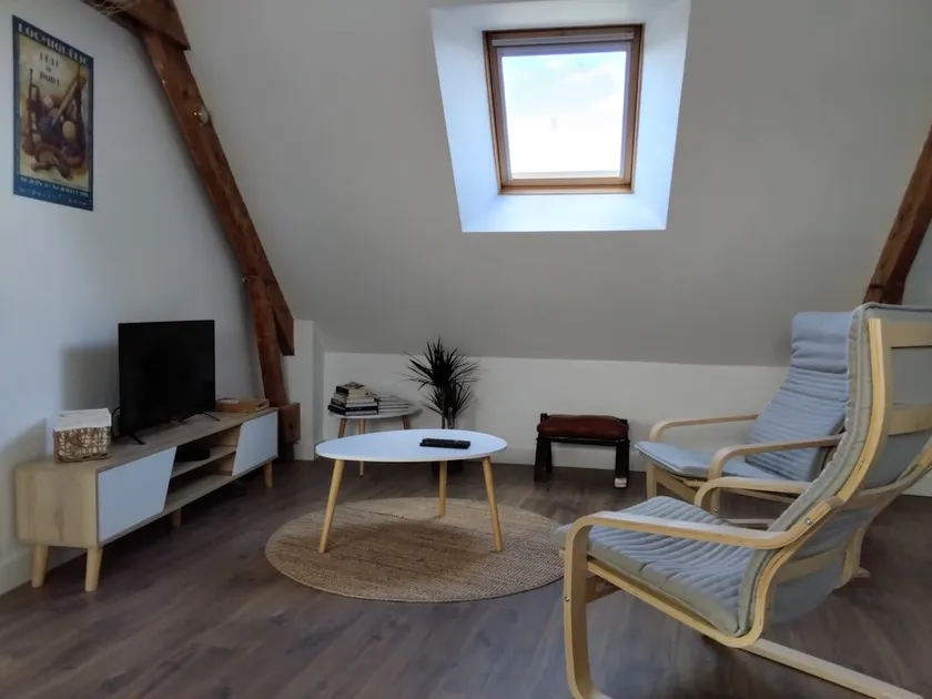 Large 52 M2 attic studio - Image 1