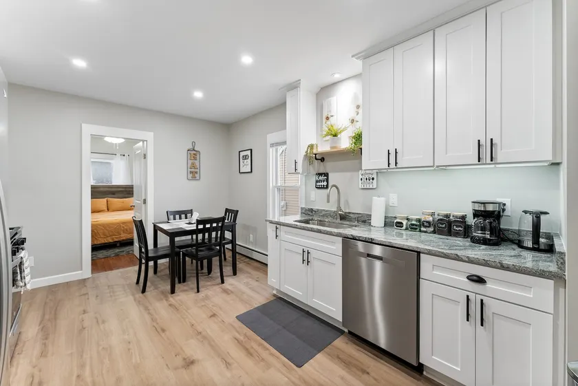 Updated 2-Bedroom Bristol - Image 1