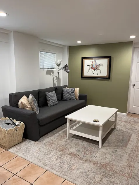 Garden Apartment in Historic Pilsen Arts Area - Image 1