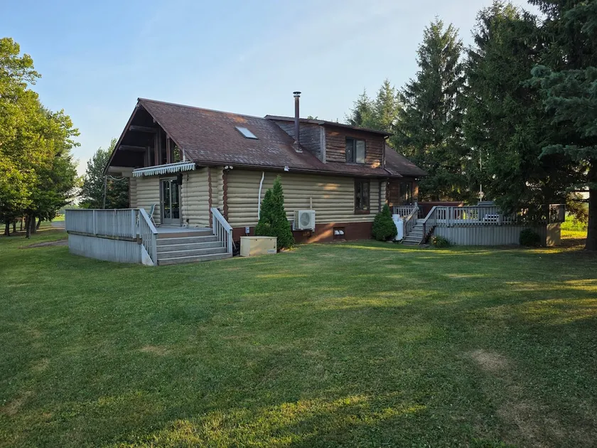 Beautiful 2 bedroom log home - Image 1