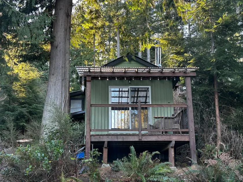 Cozy Lakefront Cabin Retreat - Image 1