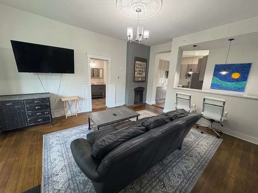 High end luxury modern Downtown - Image 1