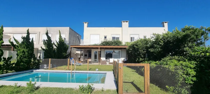 House in a condominium, swimming pool, deck on the lake - Image 1