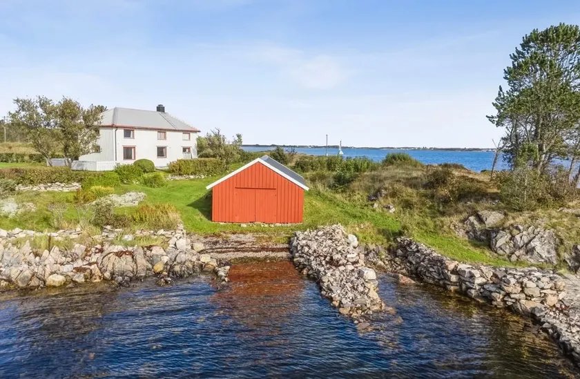 Holiday home by the lake on Frøya with kayak, SUP & boat - Image 1