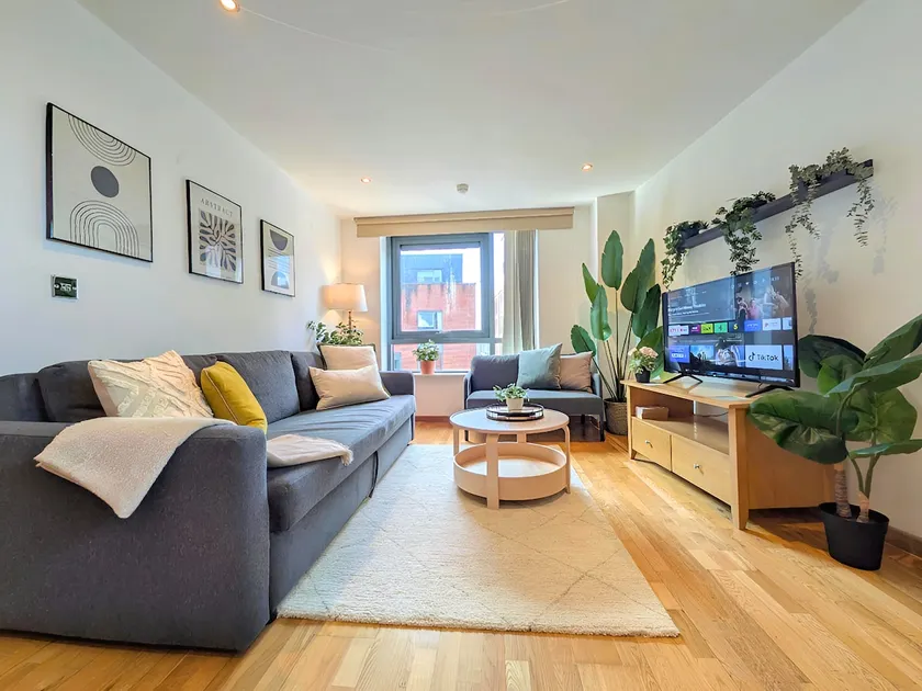 Morden 2-Bedroom Apt in Heart of City Centre - Image 1