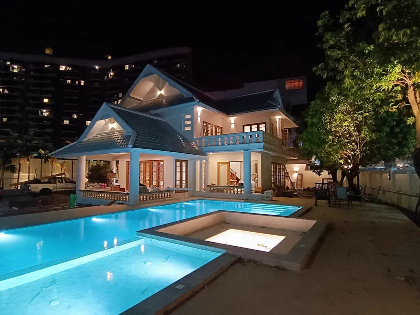 Near the ancient city, walking distance to the night market, 6 bedrooms, 7 bathrooms, luxury pool, garden villa - Image 1
