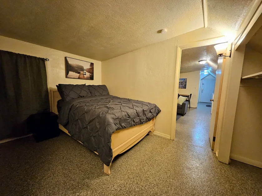 Riverview 1br upper private unit - Image 1