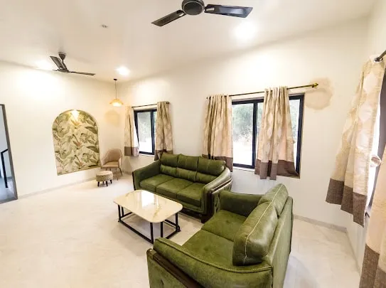 Luxurious Villa with Modern Pool WiFi - Image 1