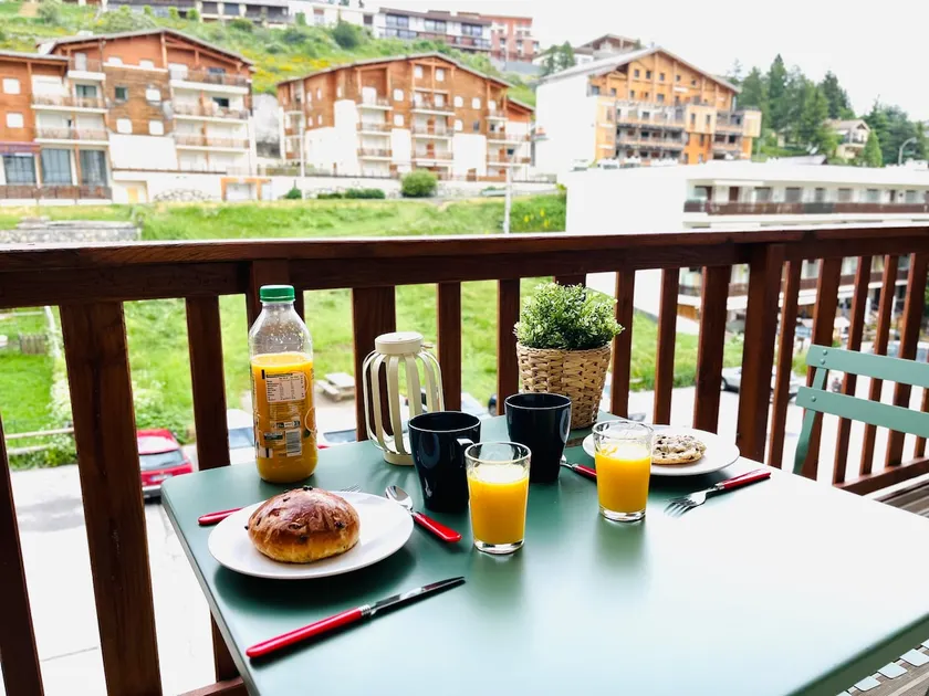 Cozy 38 m2 at the foot of the slopes. Quiet with mountain view - Image 1