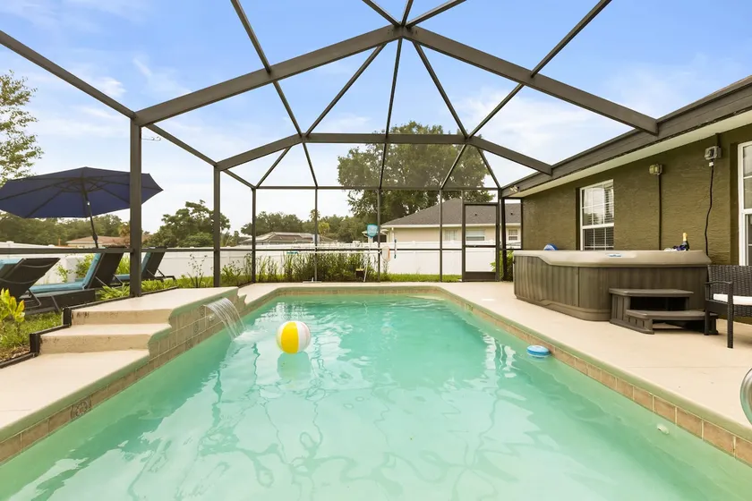 Relax on sun in pool + hut tub - Image 1