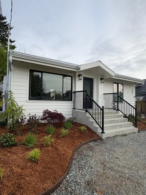 Willow Point Luxury Cottage w/ Outdoor Sauna - Image 1
