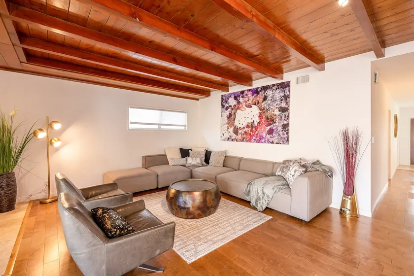 Luxury enchanting home downtown - Image 1