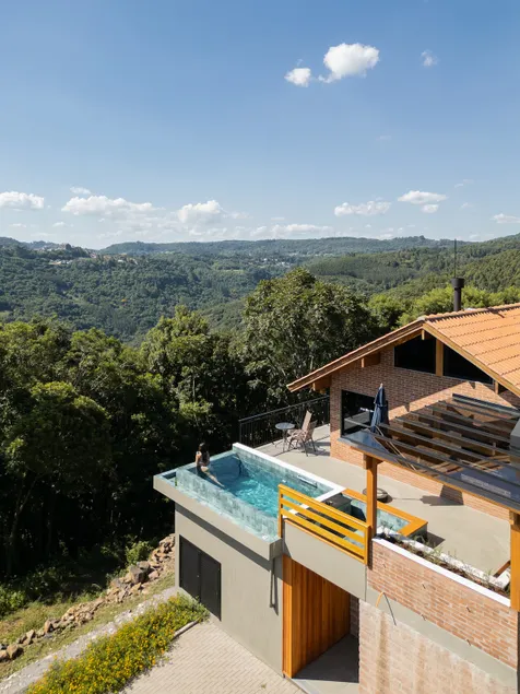 Chalet with heated pool and whirlpool - Image 1
