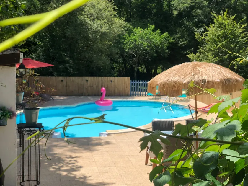 Spacious 2 bed house with pool - Image 1