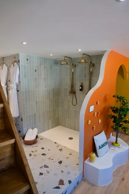 Travel in Italy: Duo shower • Spa • Hammock • Amore - Image 1