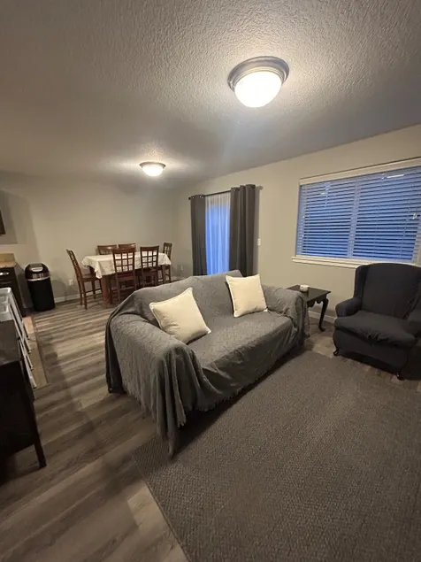 3BR 2BA Townhouse close to shops, hospital & sips - Image 1