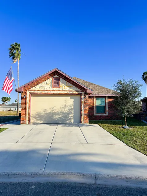 Cozy 3BR Home• Close to shops• Fast WiFi •Sleeps 6 - Image 1