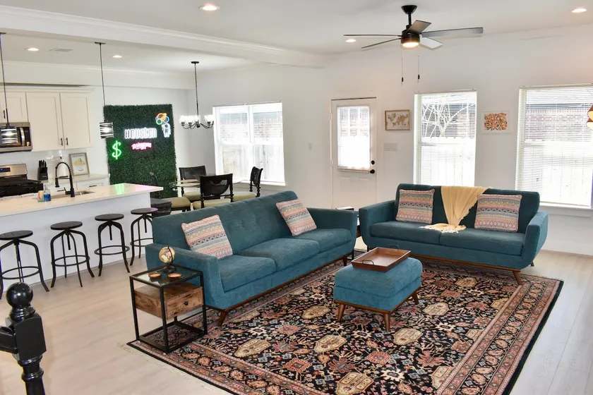 Modern 4BRHome|Near DT|King Bed Master|2CarGarage - Image 1