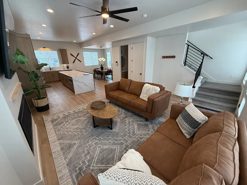 5BR Adventure Hub | Pineview | Sleep 12 | 4.5 bath - Image 1