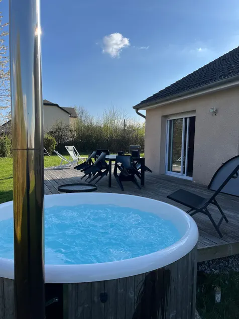 House with Outdoor Jacuzzi - Image 1