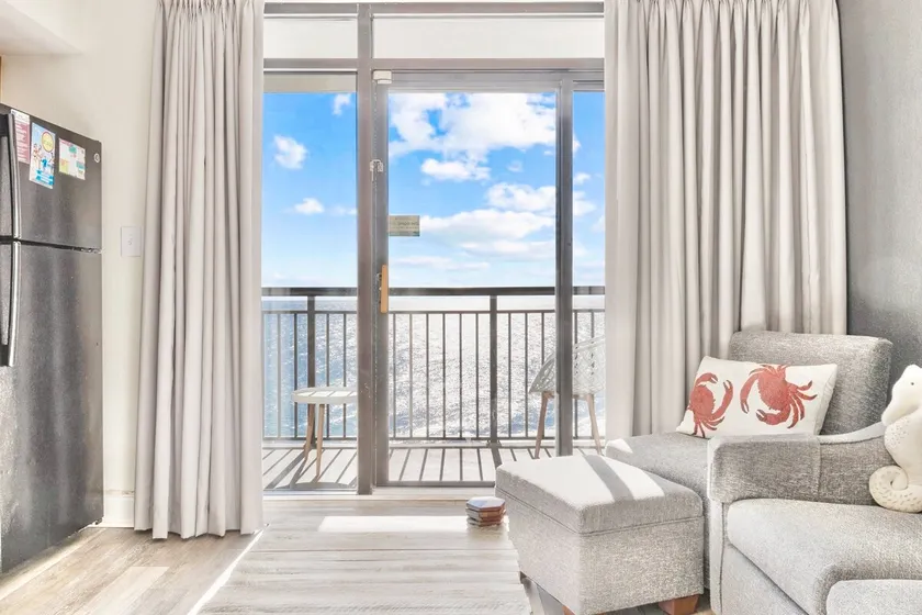 Oceanfront Condo just steps to the beach, Free parking and no resort fees! - Image 1
