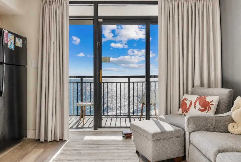 Oceanfront Condo just steps to the beach, Free parking and no resort fees! - Image 1