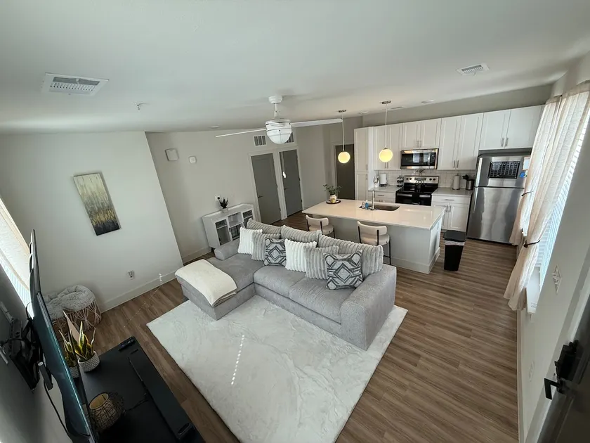 Austin’s Convenient Luxury Stay - Image 1
