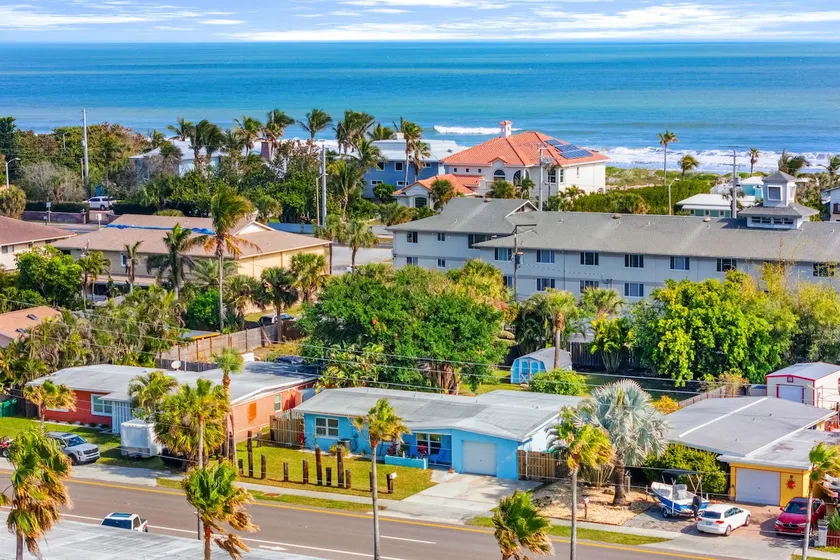 The Pelican Cove- 4 minute walk to Cocoa Beach - Image 1