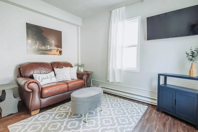 2 Bd, 1 Bth Stylish Downtown Apt - Image 1