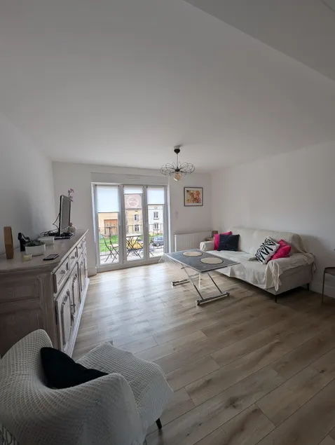 Cozy and bright apartment - Image 1