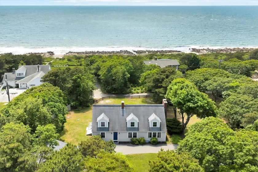 Scraggy Neck 5-Bed Retreat, Fenced Yard with Deck , Sleeps 10, Dog-Friendly, Grill, Community Boat Ramp and Playground, Scenic Loop for Walking and Biking, Perfect Vacation Getaway, 24 Hour Hospitality - Image 1