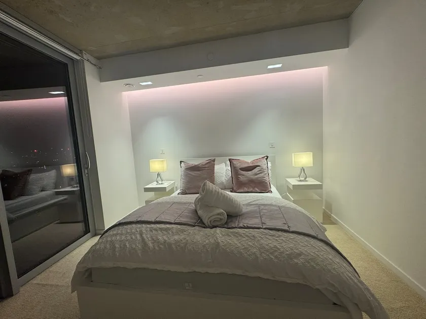 Luxury 1 Bedroom Apartment In London with Free parking - Image 1
