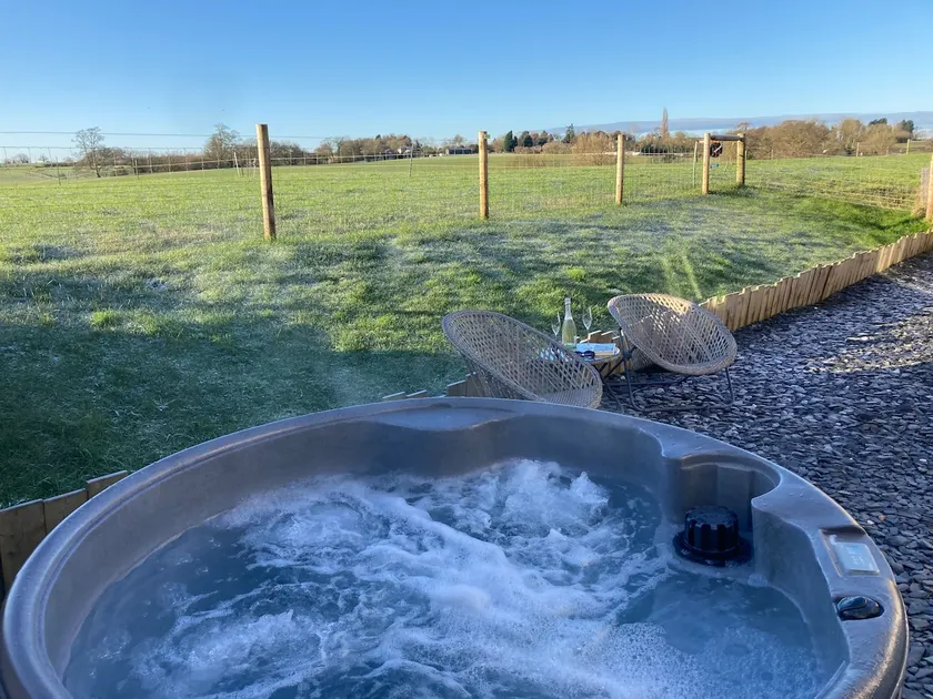 Country cottage with hot tub - Image 1