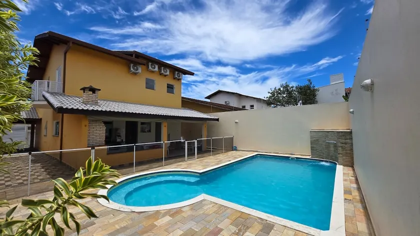 Beach House! Swimming pool, 5 bedrooms, air-conditioning - Image 1
