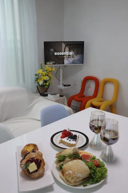 #WhiteTone #HotelBedding #Parking #Party #SKHynix #5MinutesToTerminal #5MinutesToChungdae #ChungdaeHospital #Golf - Image 1