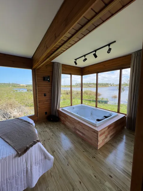 Lakeside cabin - Image 1