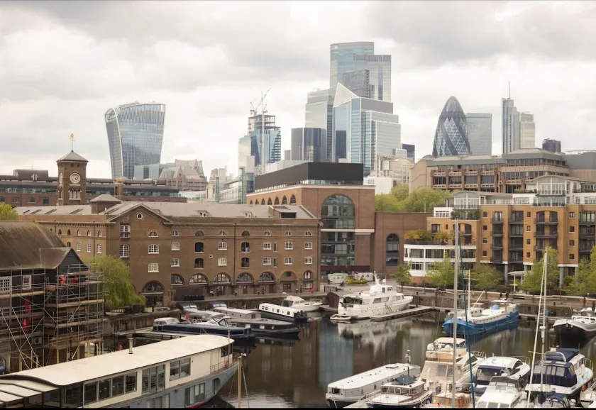 Lovely Marina-Waterfront 1BR Flat Tower Bridge - Image 1