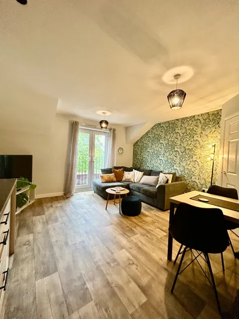 Modern 2Bed Netflix & Free Parking Telford Gem - Image 1