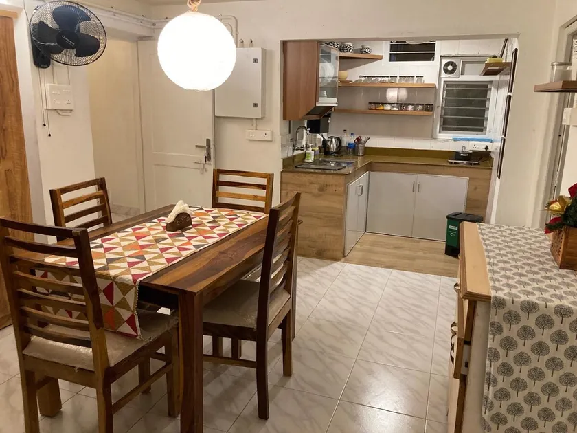 Studio apartment in split level bungalow with pool access - Image 1