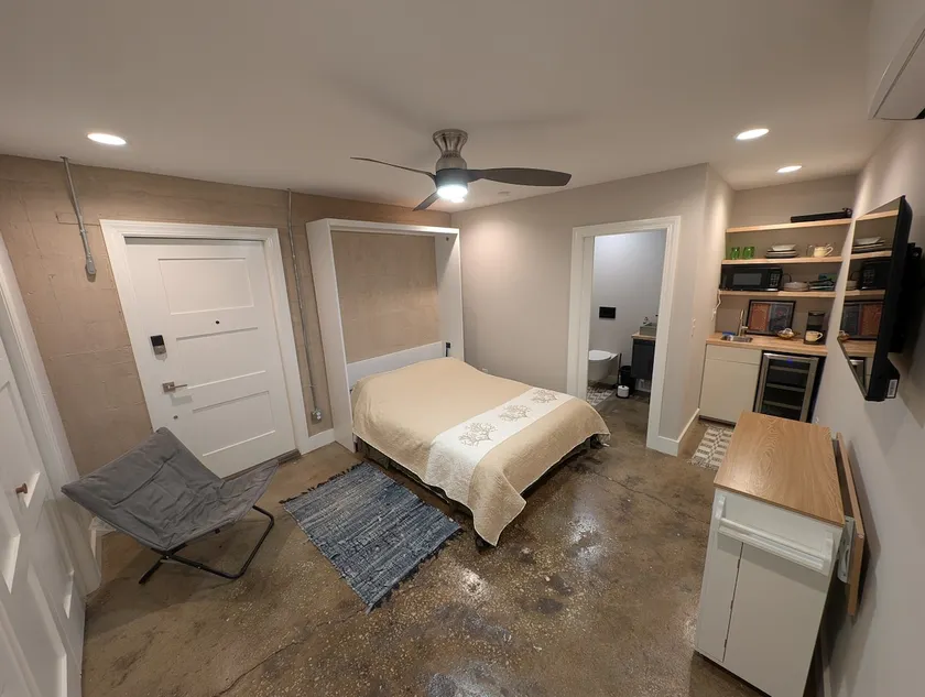 Simple Executive Suite - Image 1