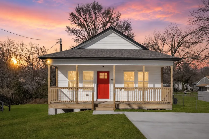 Burlington Farmhouse Charm: Hosts up to 8 Guests - Image 1